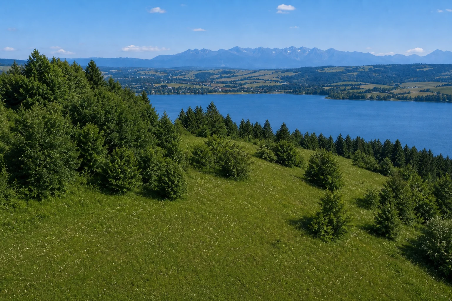 Panorama Jeziora Czorsztyńskiego i Tatr